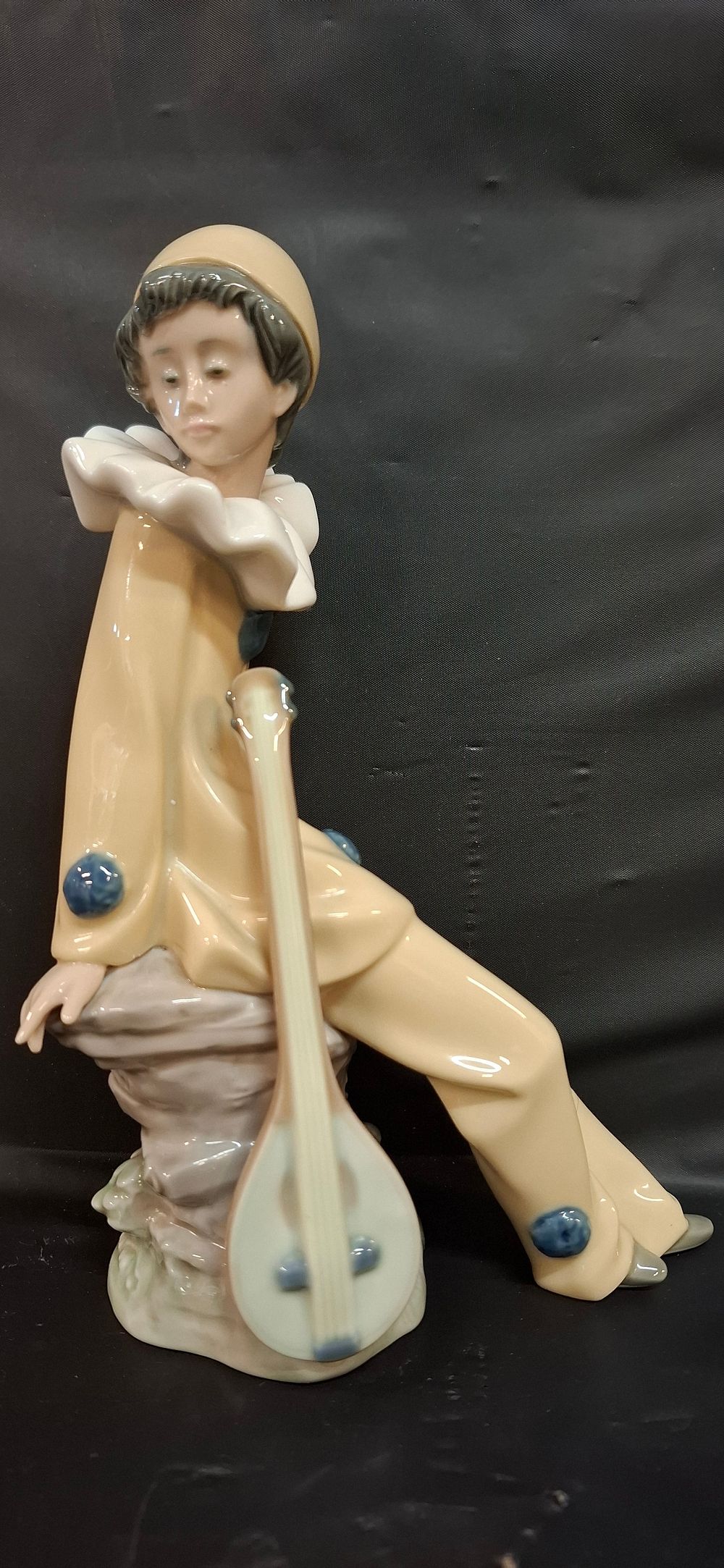 Lot 255: NAO by Lladró Wandering Minstrel Porcelain Figurine, 01054