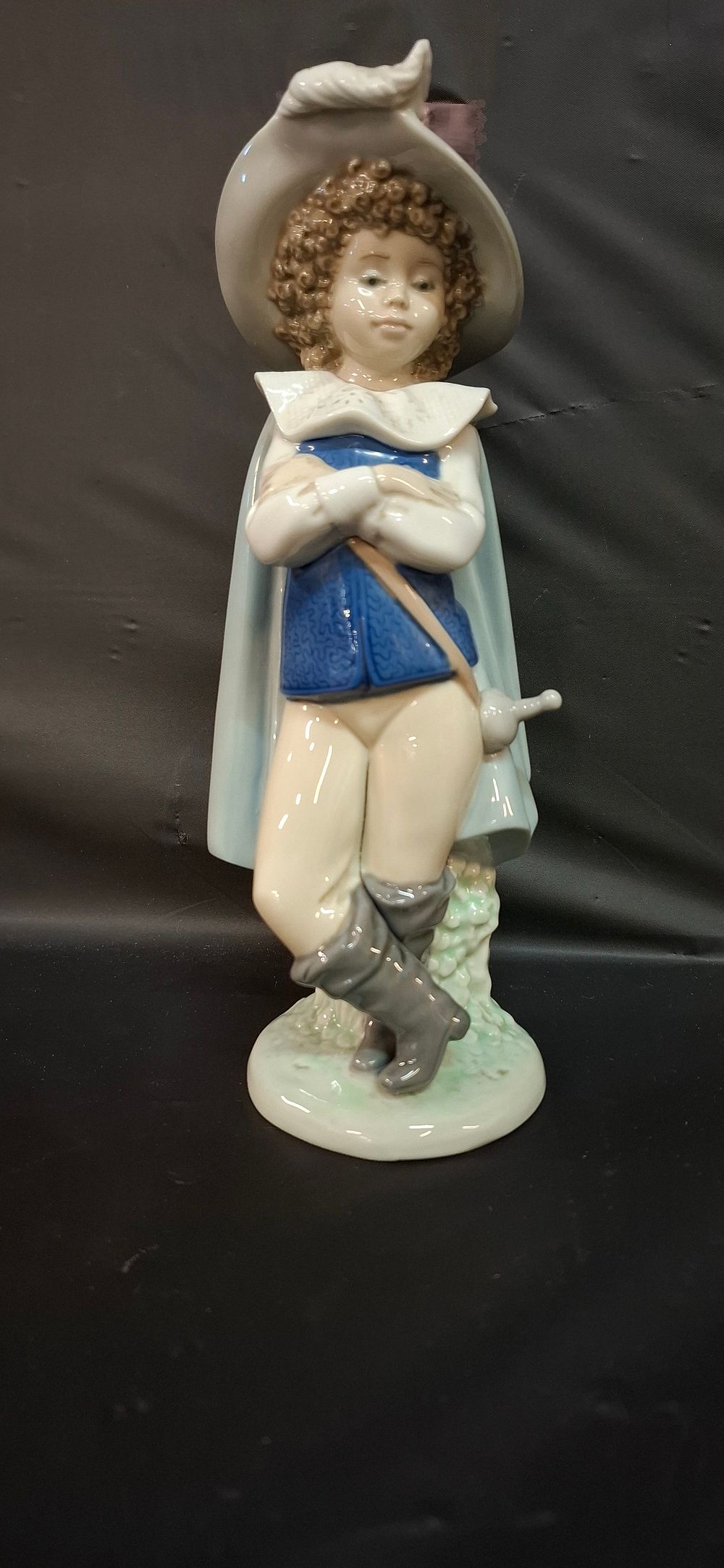 Lot 256: A NAO by Lladró Porcelain The Good Swordsman Musketeer Figurine