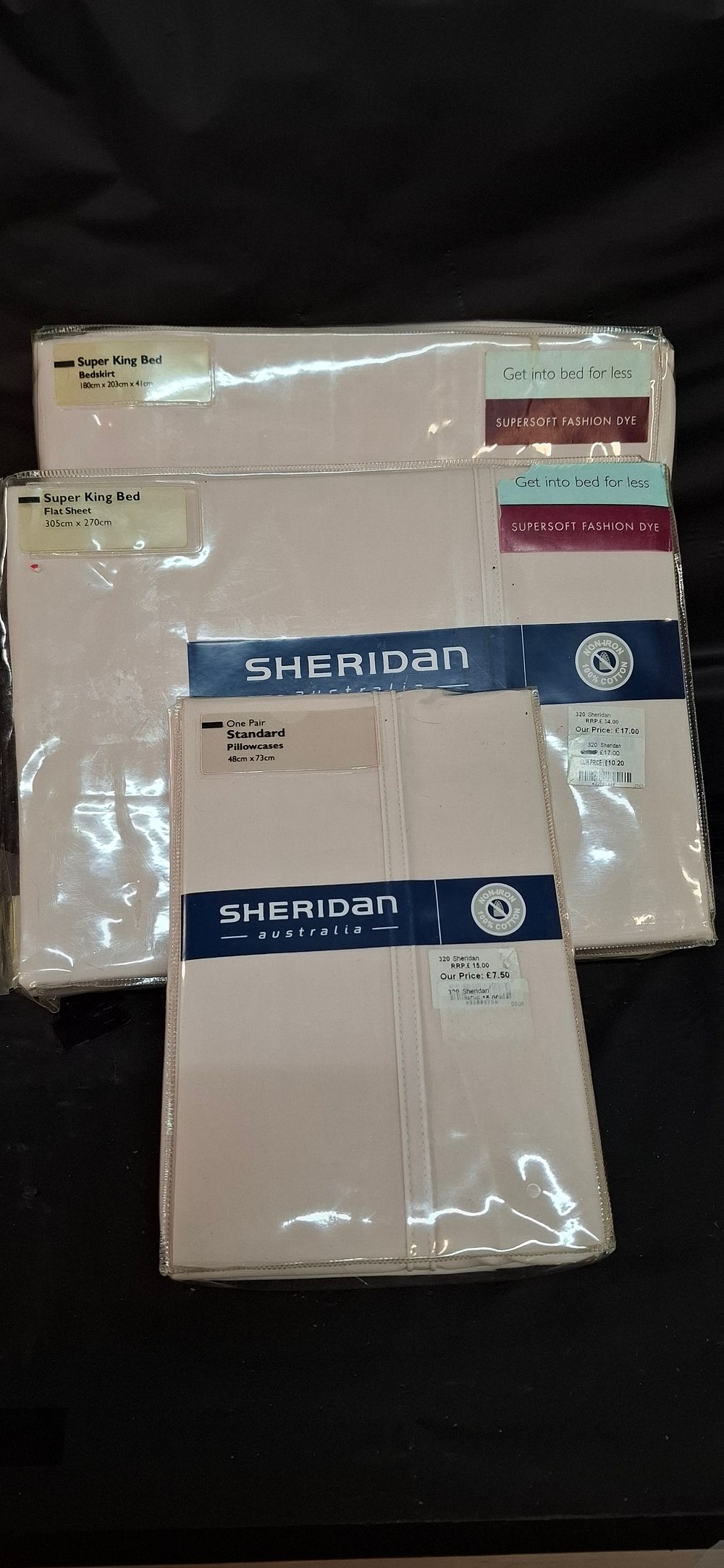 Lot 274: A Sheridan 100% Cotton Super King Bed Set