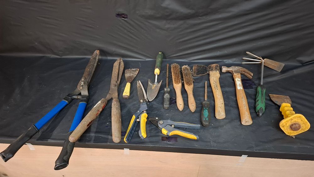 Lot 391: An Assortment of 13 Hand Garden and Workshop Tools