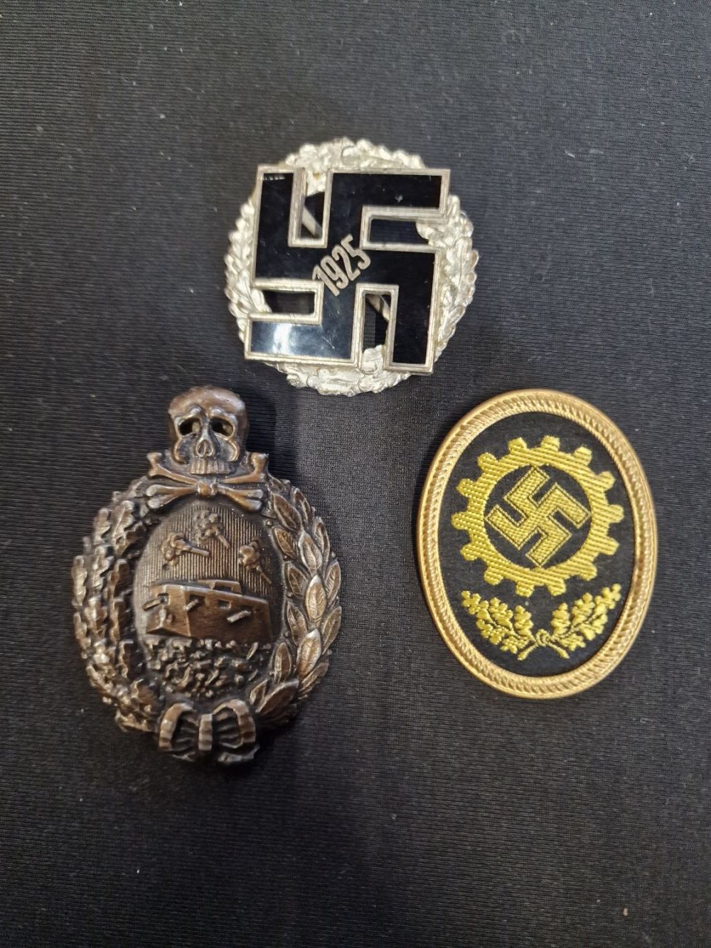 Lot 206: WW1 tank badge, 1925 German honours badge, and...