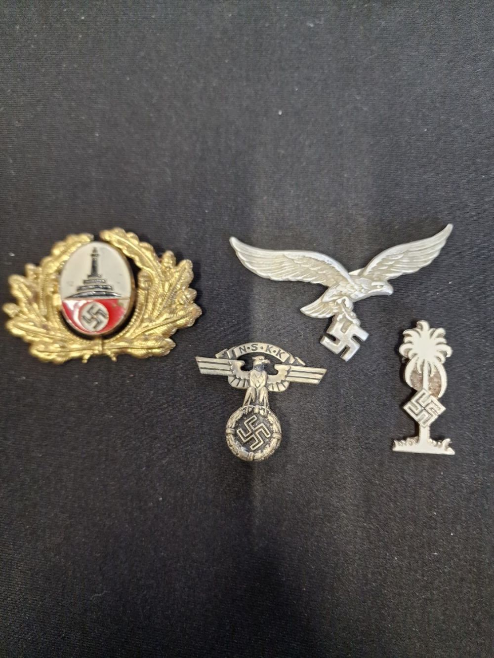 Lot 208: Luftwaffen cap badge, African corps badge, NSKK badge,...