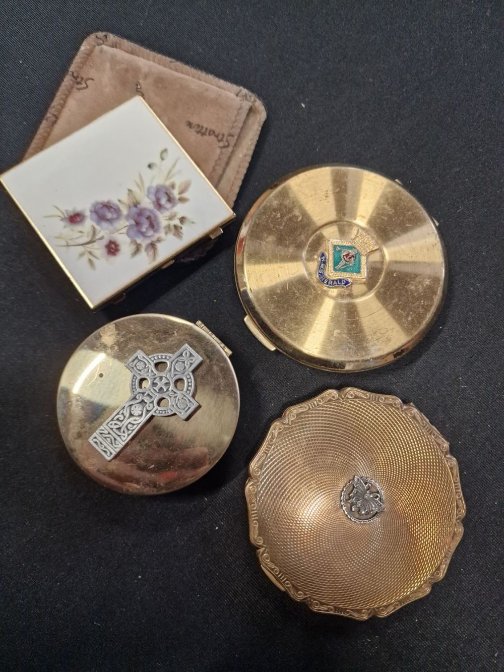 Lot 214: Three vintgae compacts including Stratton and a vintgae...