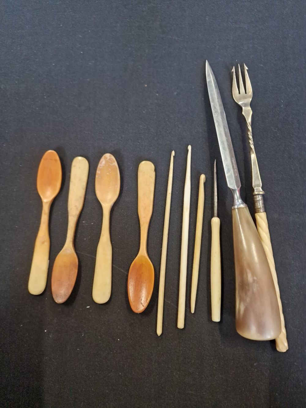 Lot 258: Vintage horn and bone utensils and craft items