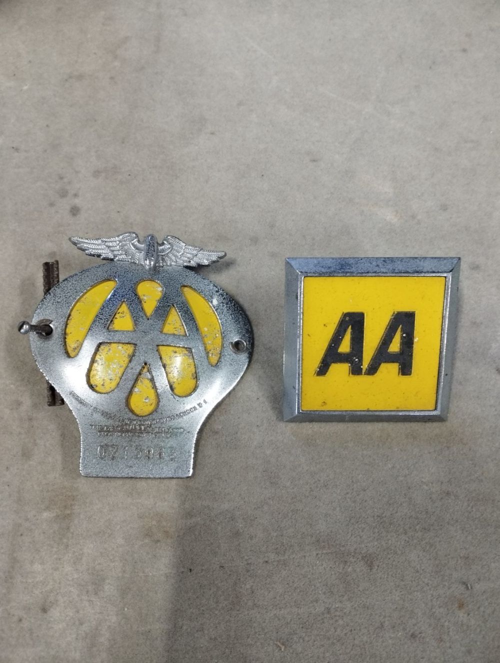 Lot 260: Vintage British Automobile Association Vehicle Badges