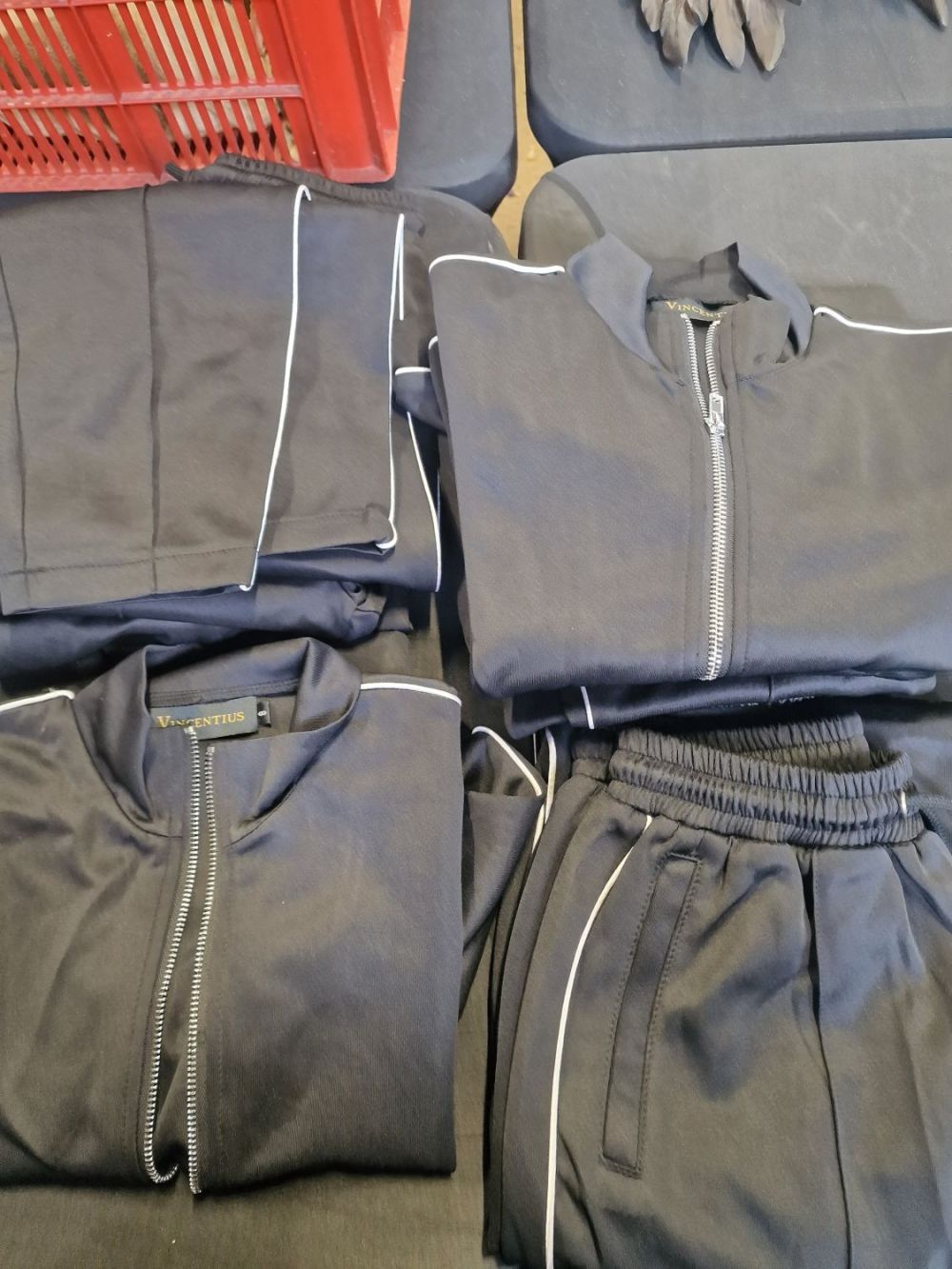 Lot 274: Approximately 9 brand new unisex black Vincentius soft...