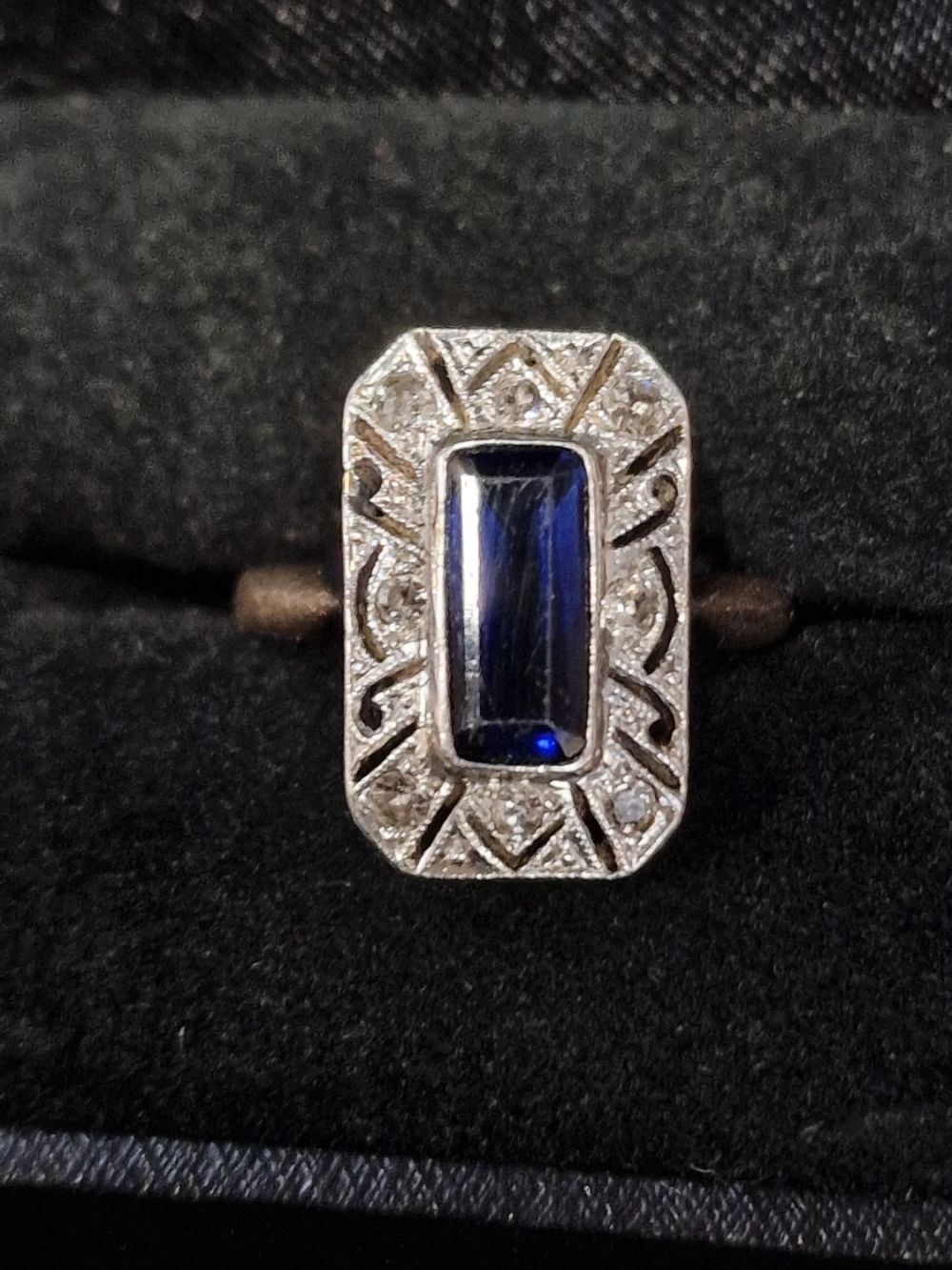 Lot 309: Art Deco 18ct gold & Sapphire ring size...