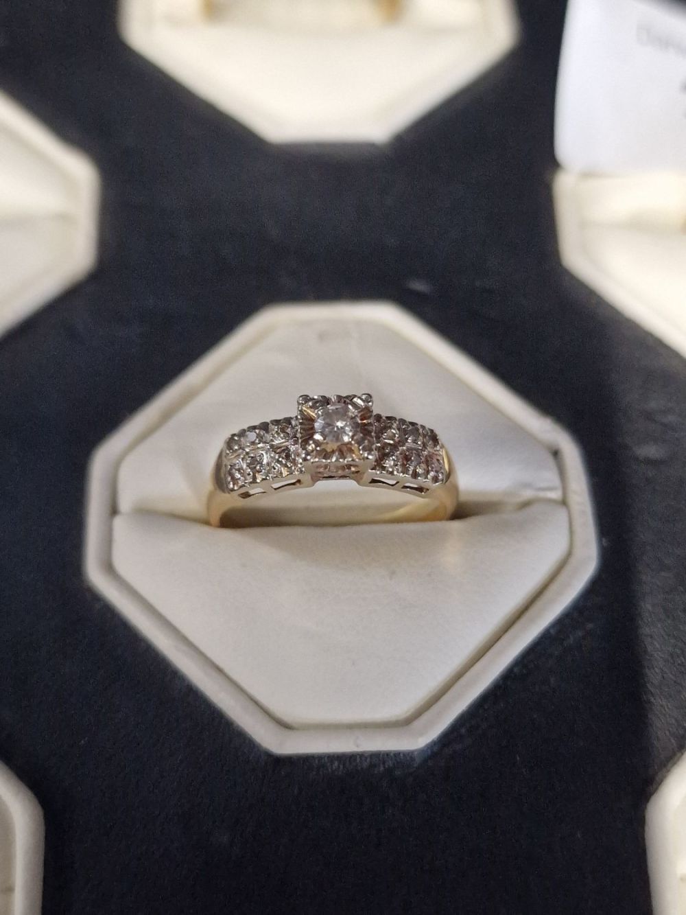 Lot 313: 18ct gold Diamond ring size N weight approximately...