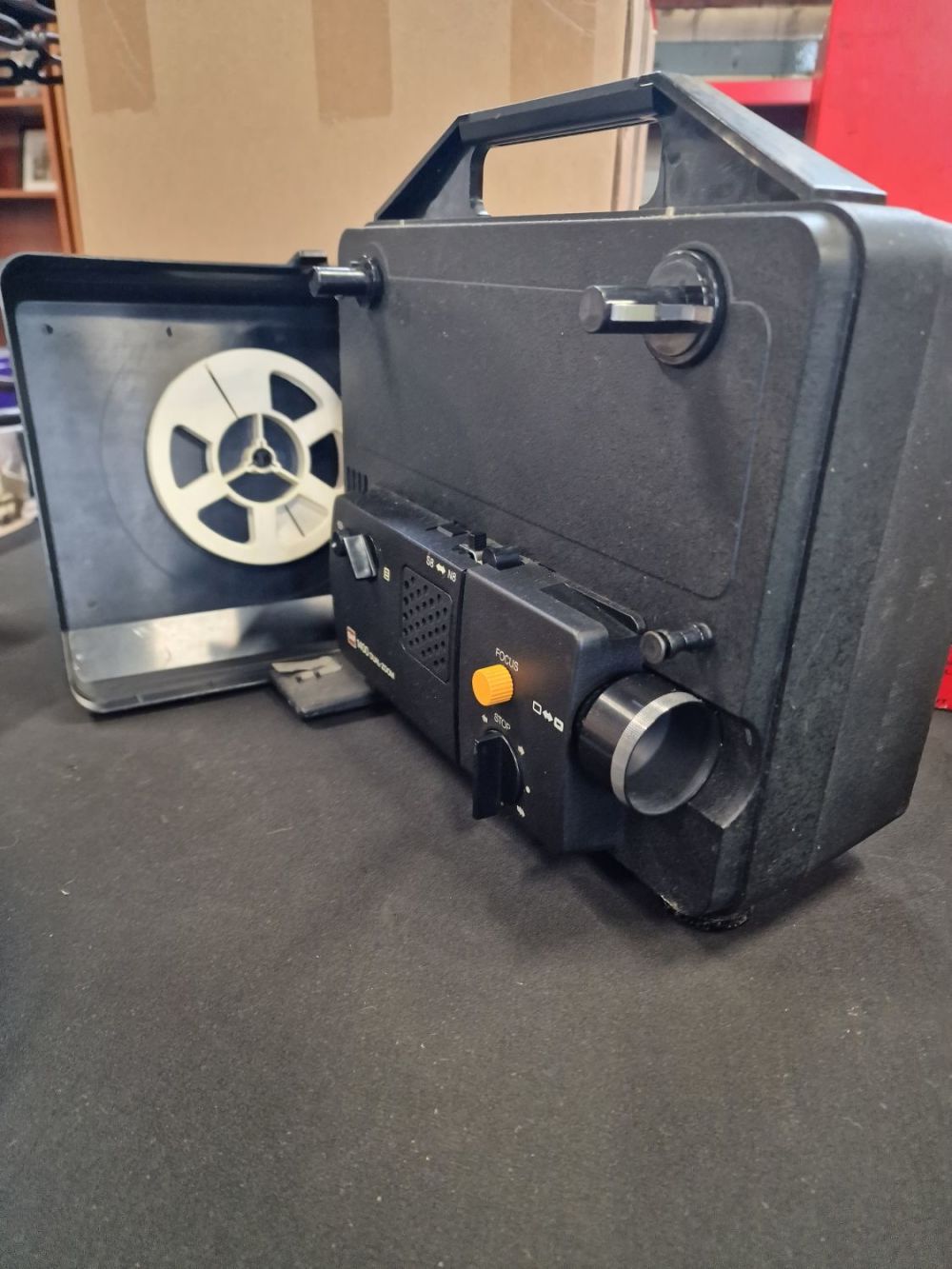 Lot 331: Vintage GAF 1400 Dual-zoom projector