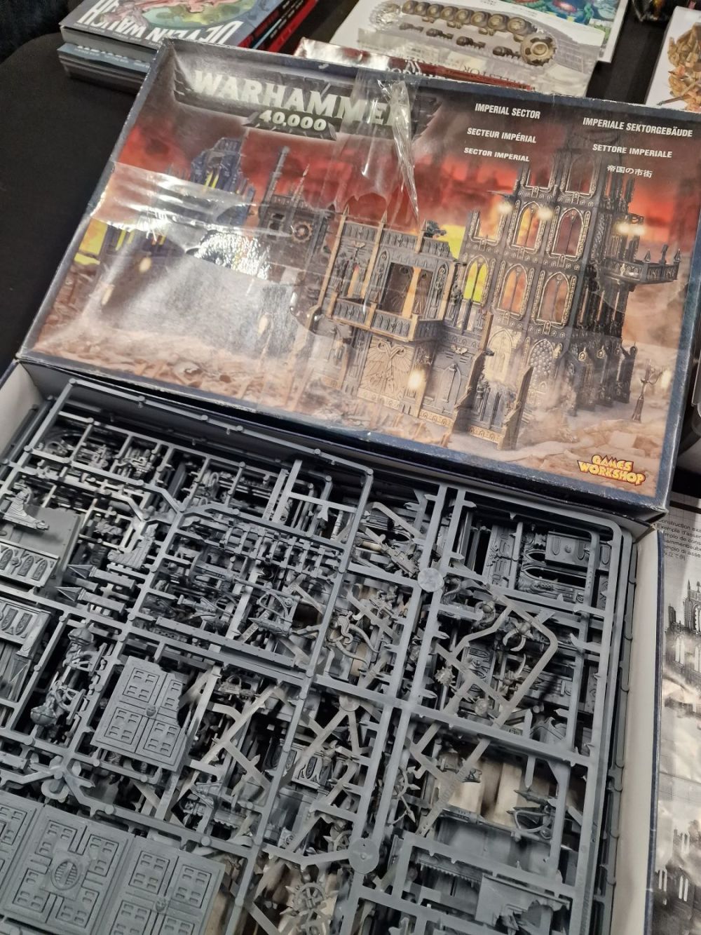 Lot 388: Warhammer 40,000 Imperial sector. Some part maybe missing