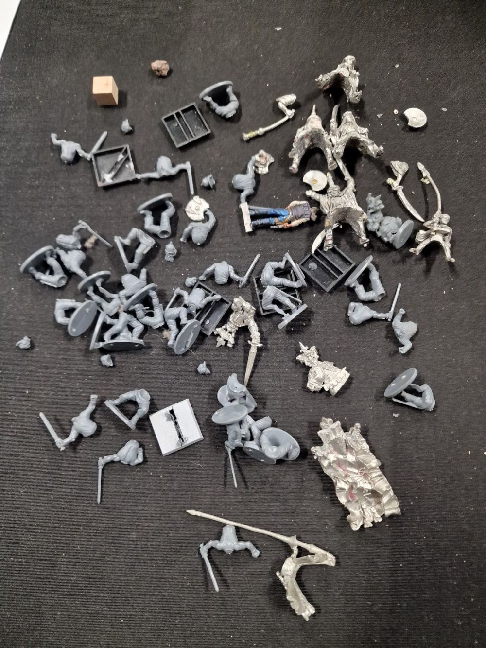 Lot 395: Warhammer spare parts for characters