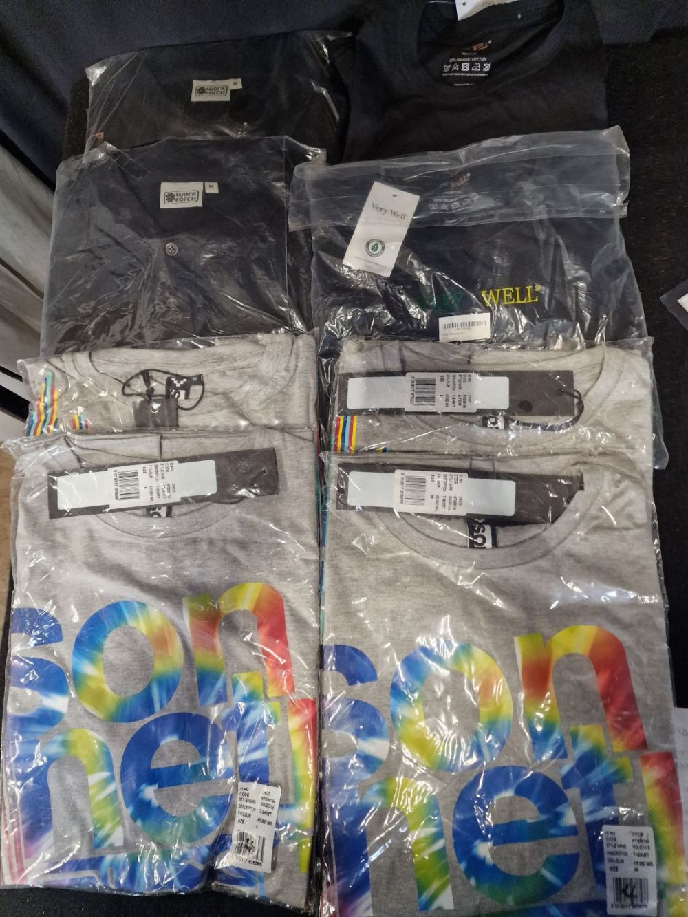 Lot 211: 9 brand new t-shirt. 4 Sonnetti sizes Medium...