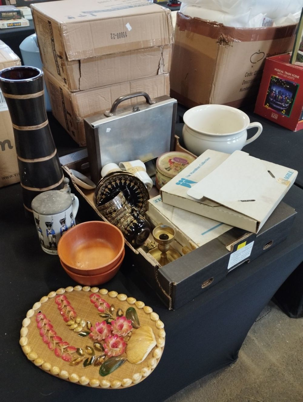 Lot 223: Mixed Lot of Vintage and Collectable Items inc...