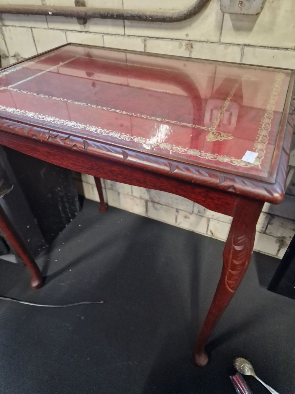 Lot 322: A.vintage glas top sode table