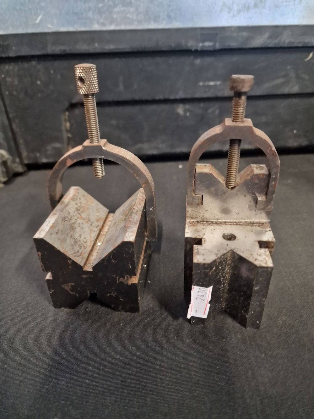 Lot 325: A pair of V-shape machinist engineers clamps