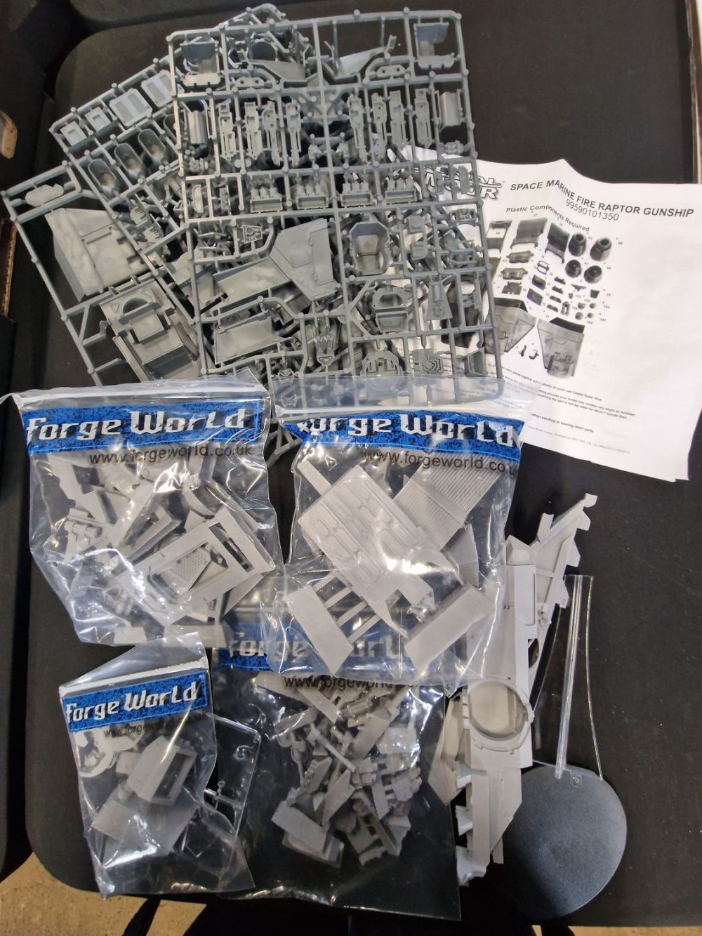 Lot 353: Warhammer 40k Space Marines Fire Raptor Gunship