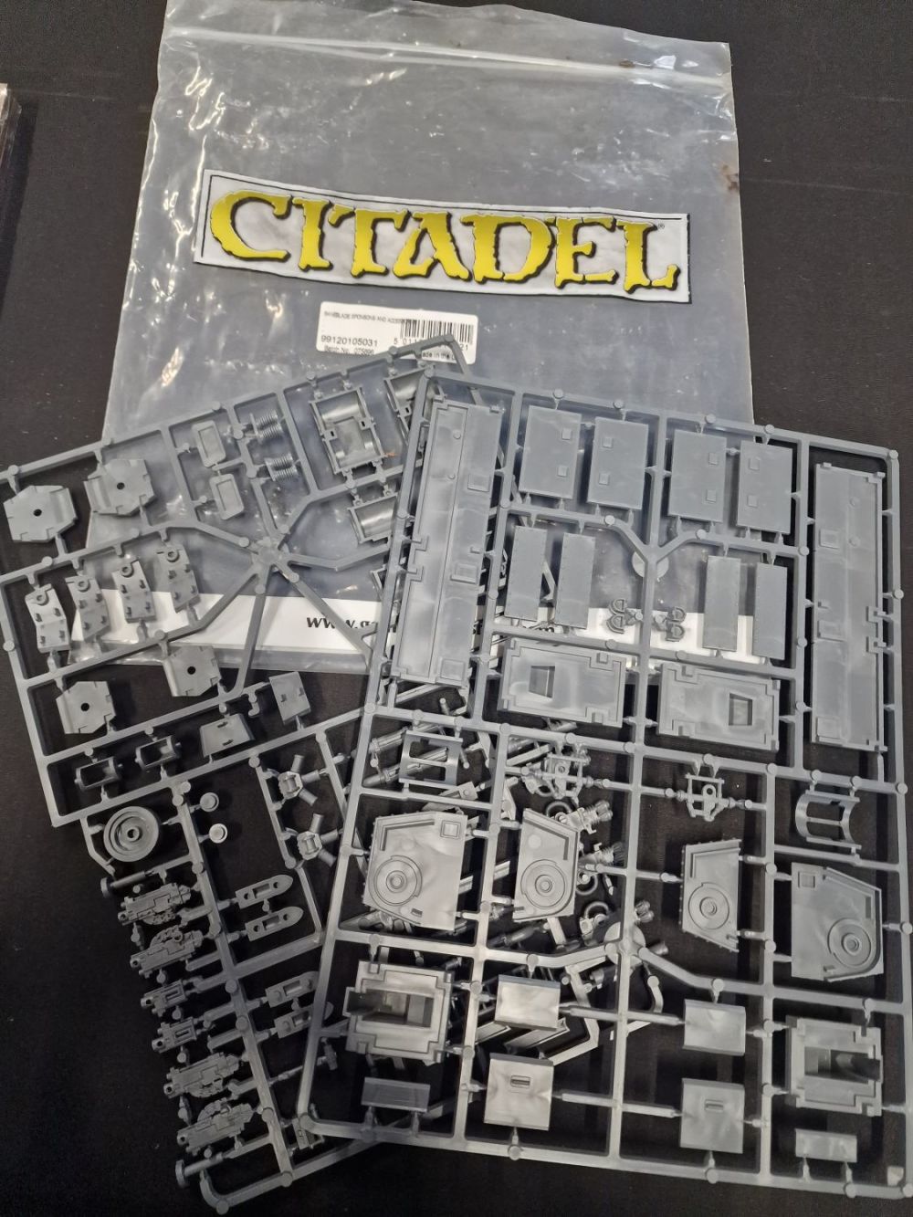 Lot 371: Citadel Baneblade sponsons and accessories