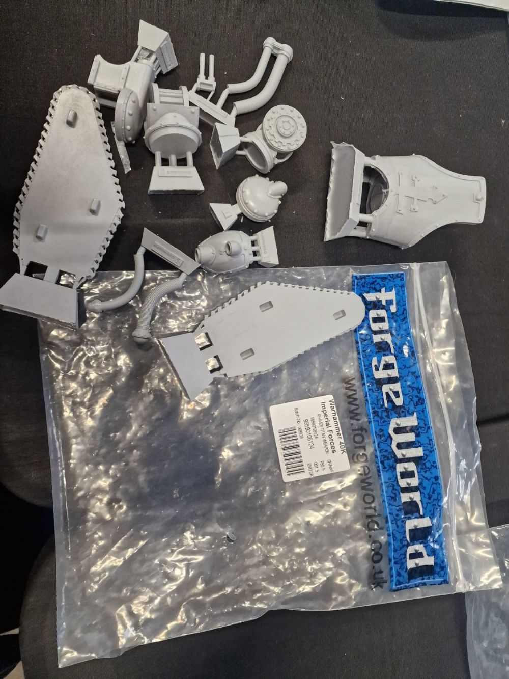 Lot 374: Forge world warhammer 40k imperial forces reaver titan...