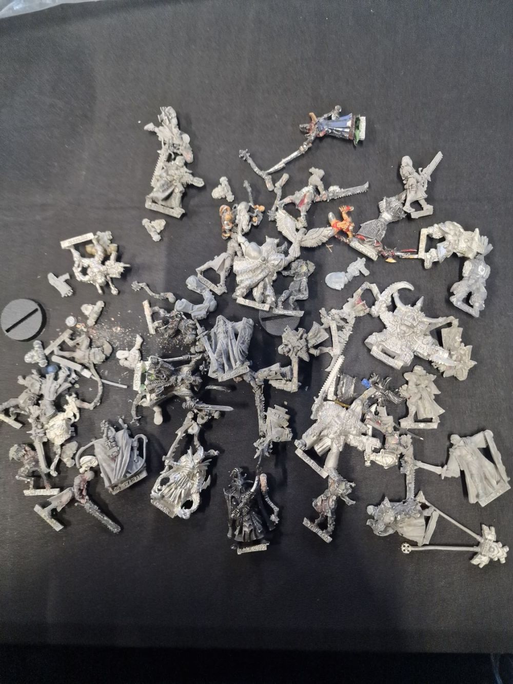 Lot 376: A bundle of warhammer metal figures. Mixed lot