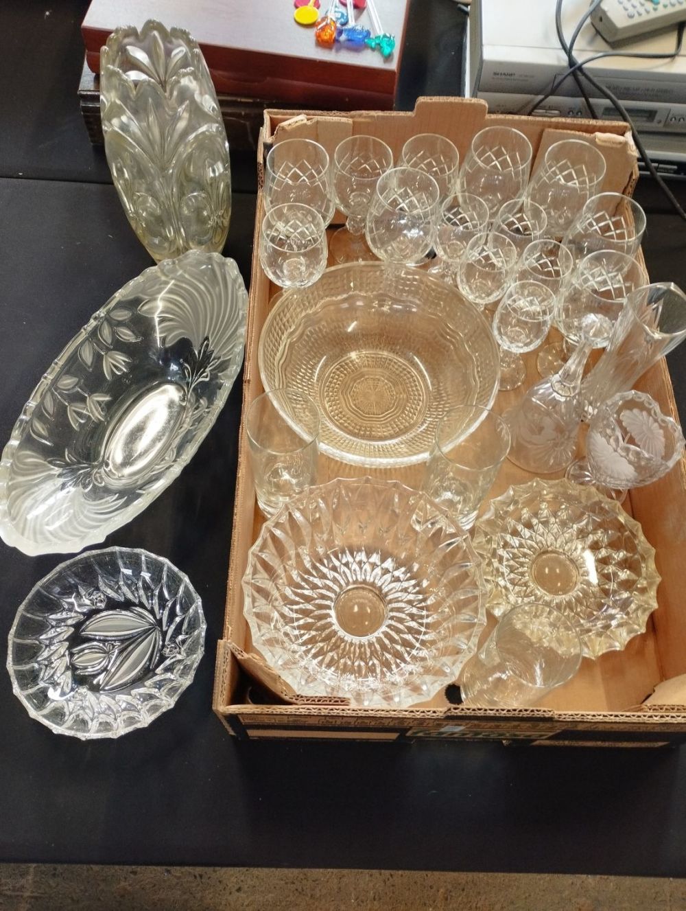 Lot 191: Selection of Vintage and Collectable Glassware inc Art...
