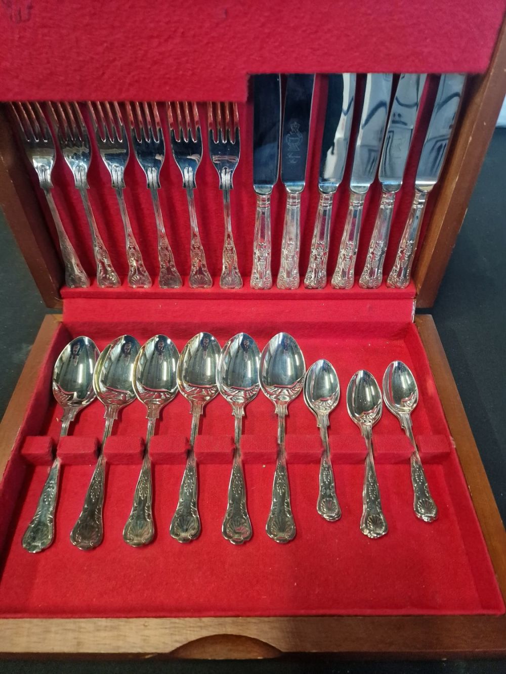 Lot 202: Sheffield 24 piece cutlery set