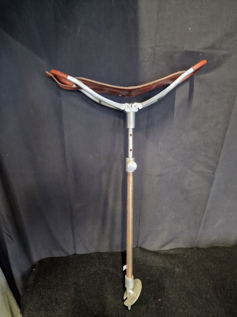 Lot 208: Vintage leather top Shooting Stick