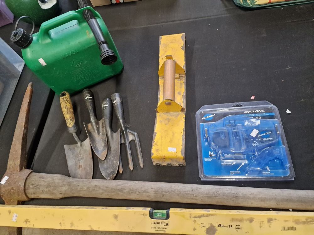 Lot 214: A bundle dle of hand tools includes pick...