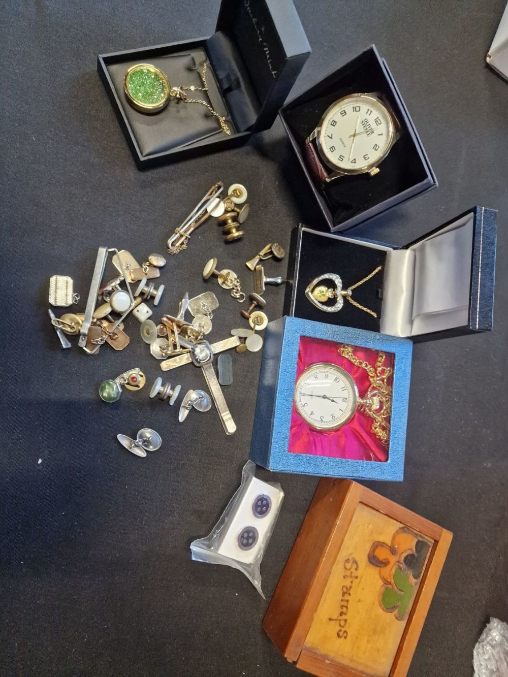 Lot 220: A selection of mixed vintage and modern costume...