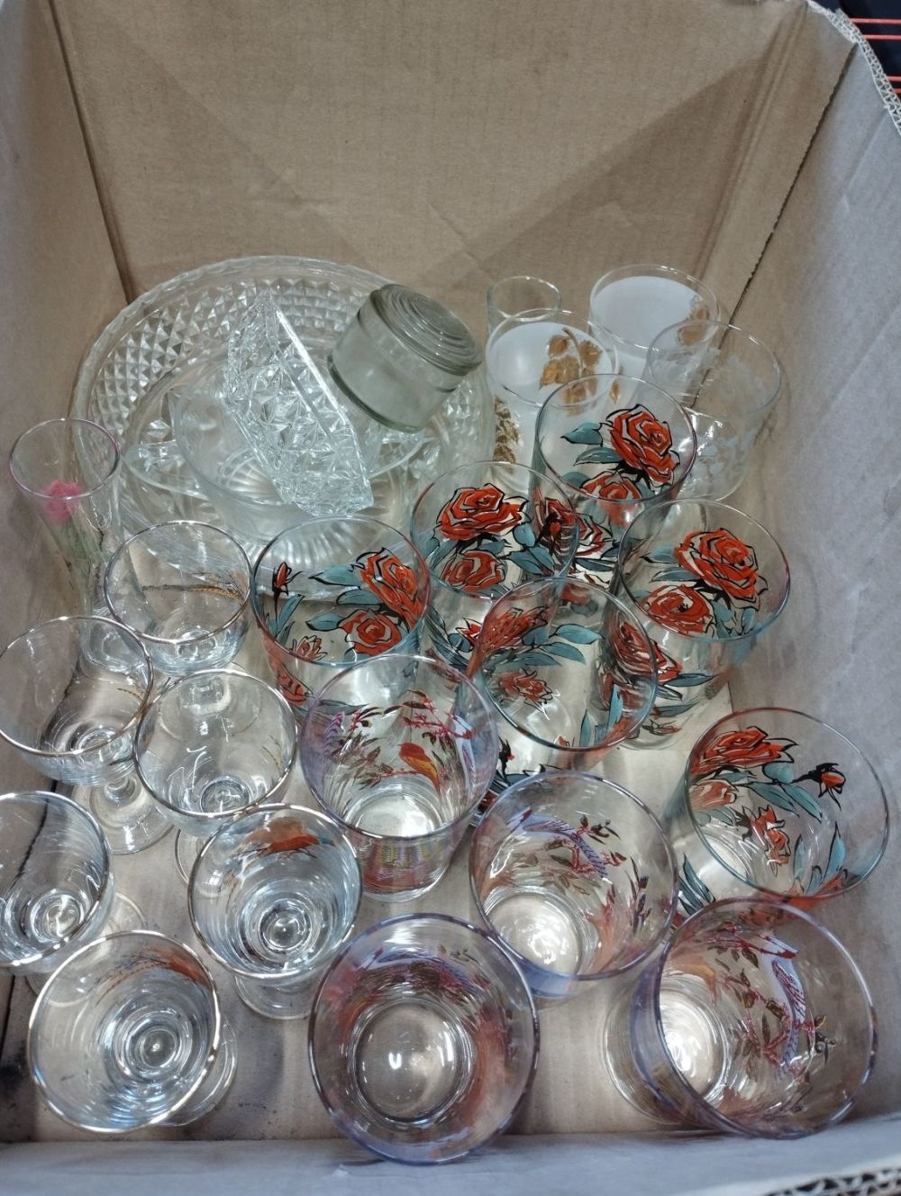 Lot 222: Selection of Mixed Glassware inc Glasses and Bowls