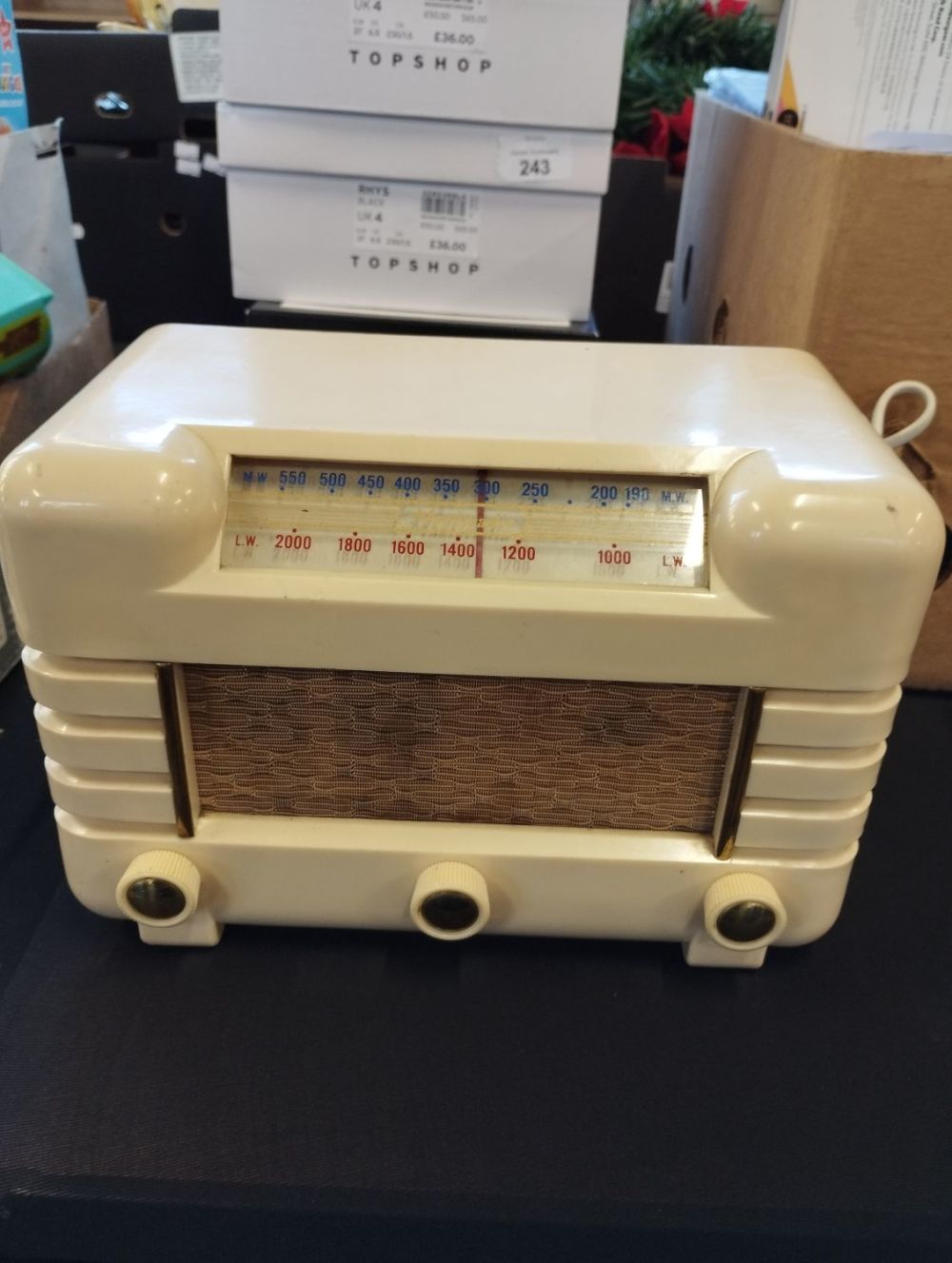 Lot 245: Vintage Masteradio Sandown Sapphire. Tested for Power.