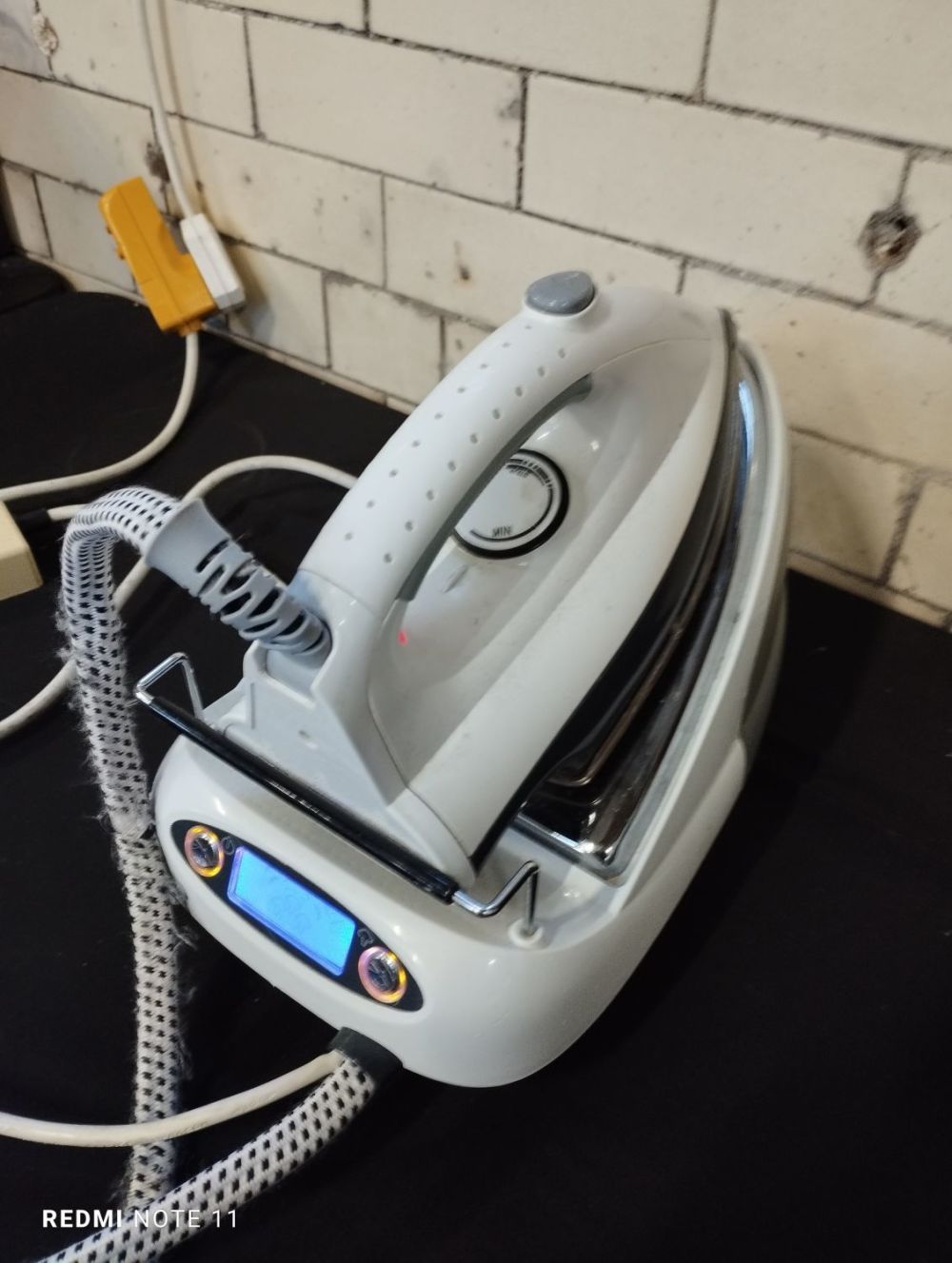 Lot 317: Hinari HIN172 Electric Steam Iron and Stand