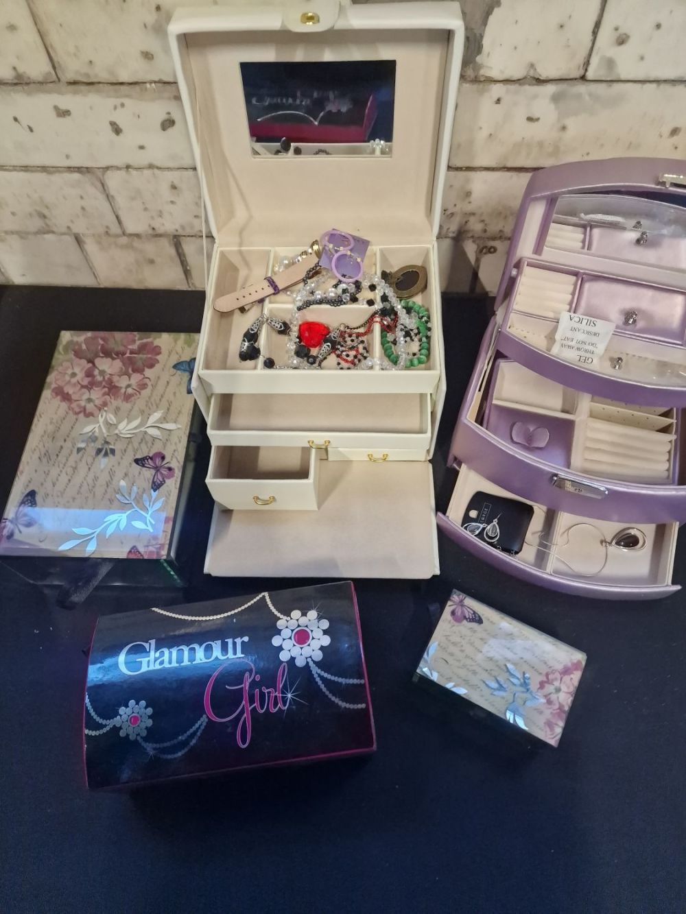 Lot 322: A bundle of jewellery boxes with costume jewellery.