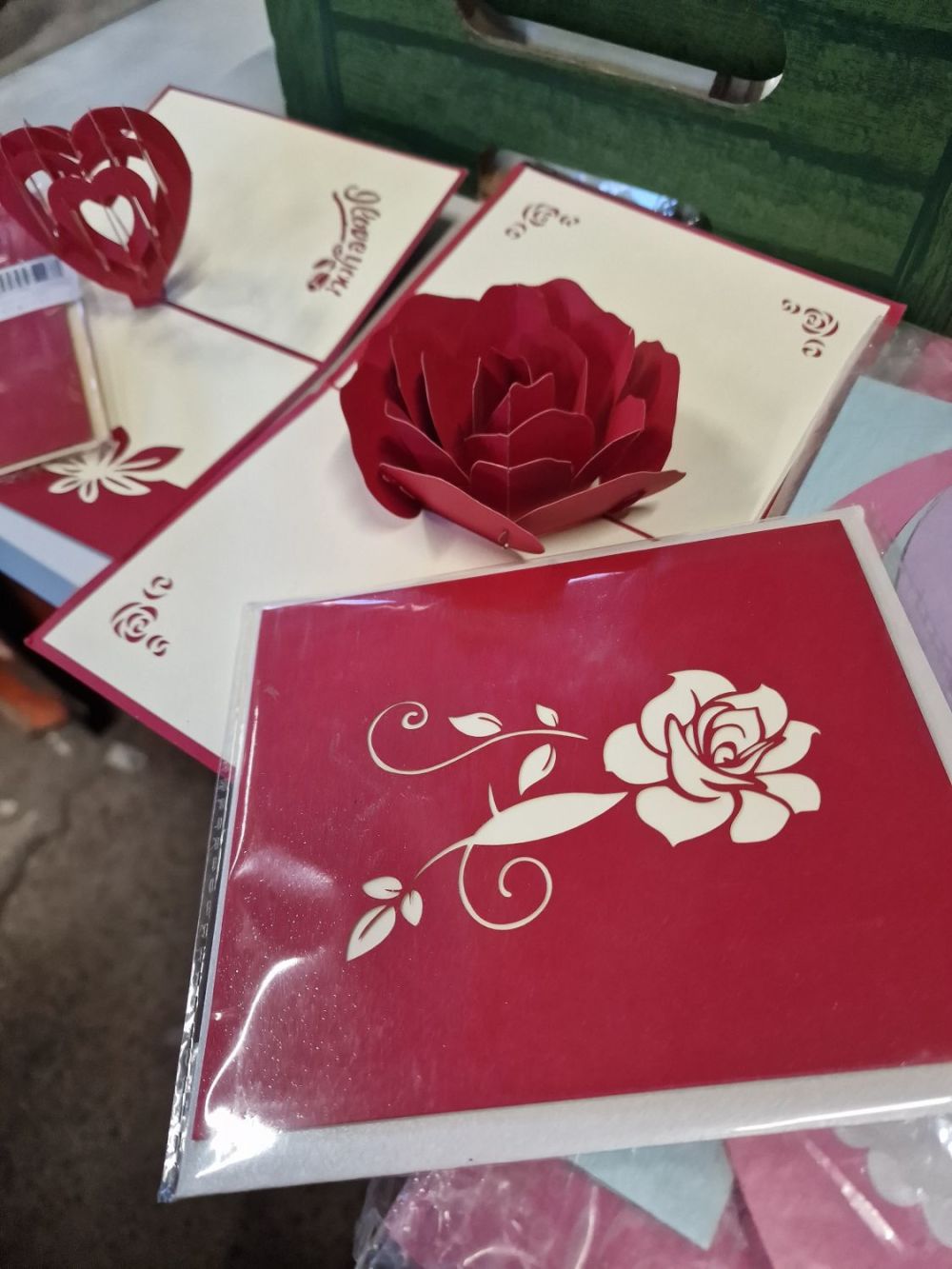 Lot 354: Collection of brand new 3D cards foil balloon...