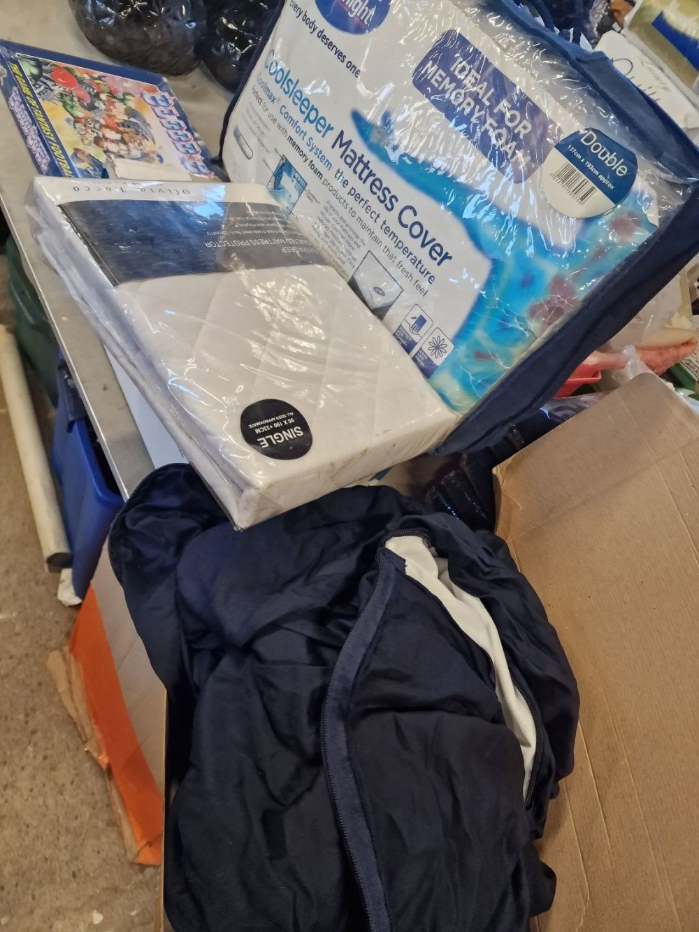 Lot 385: Silent night matters cover l, single mattress protector...