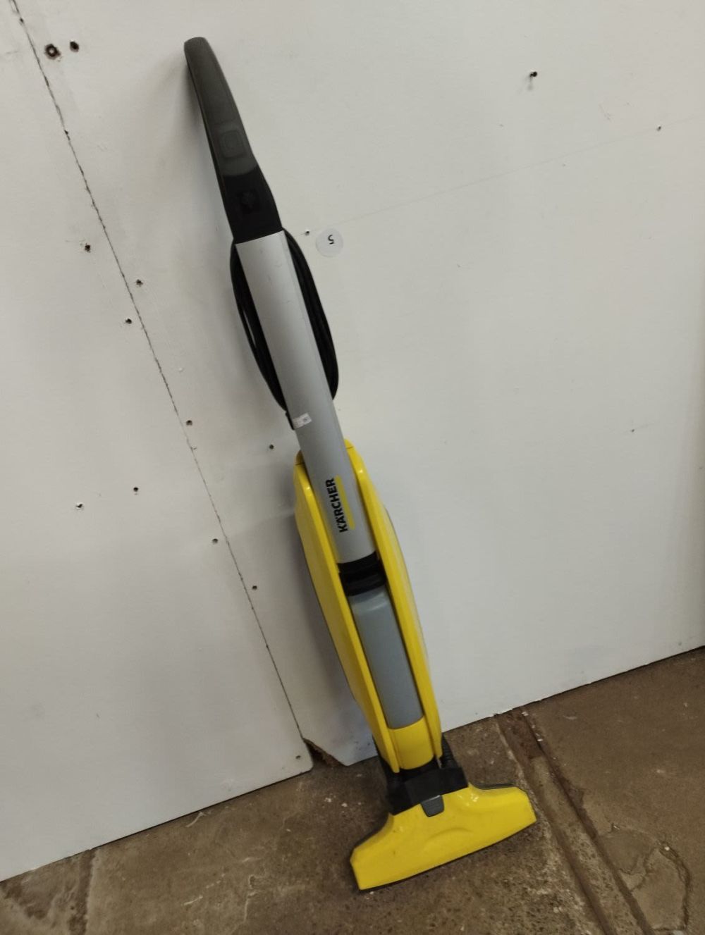 Lot 126: Kärcher Cordless Floor Cleaner - Electric Wipe Mop...