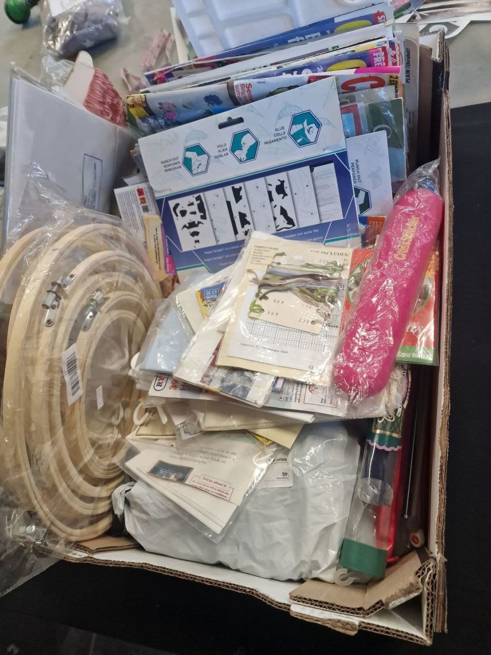 Lot 257: A large quantity of crafting items, sewing, knitting...