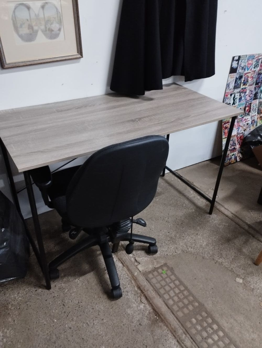 Lot 276: Office Chair and Desk. Desk Approx. 120wx60dx75h cm
