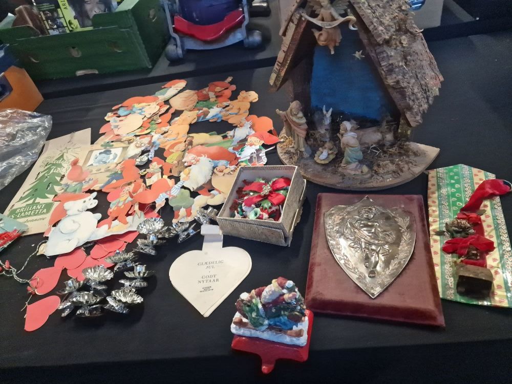 Lot 278: A bundle of vintage Christmas decorations, including vast...
