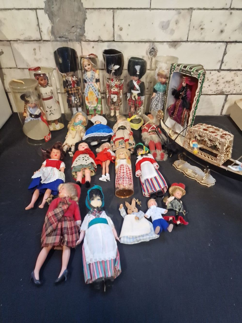Lot 326: A collection of vintage international dolls. Including sleeper...