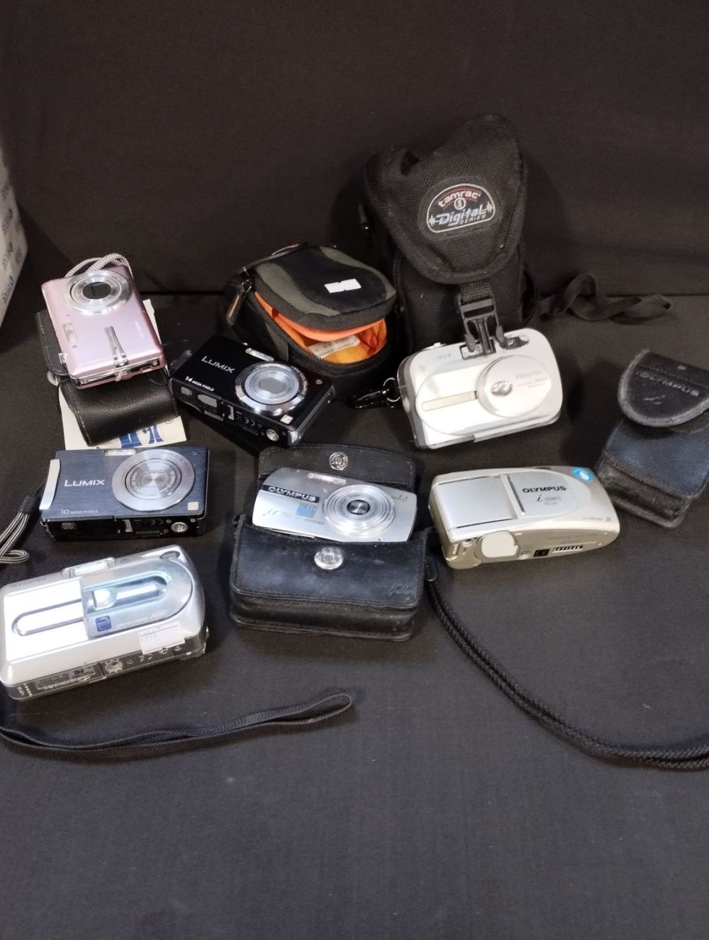 Lot 38: Selection of Vintage Collectable Digital Cameras with Cases