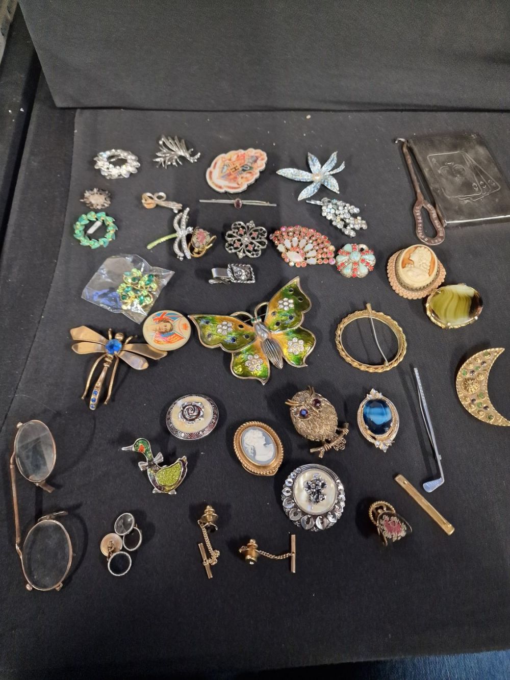 Lot 54: A collection of mainly vintage brooches, tie clips...