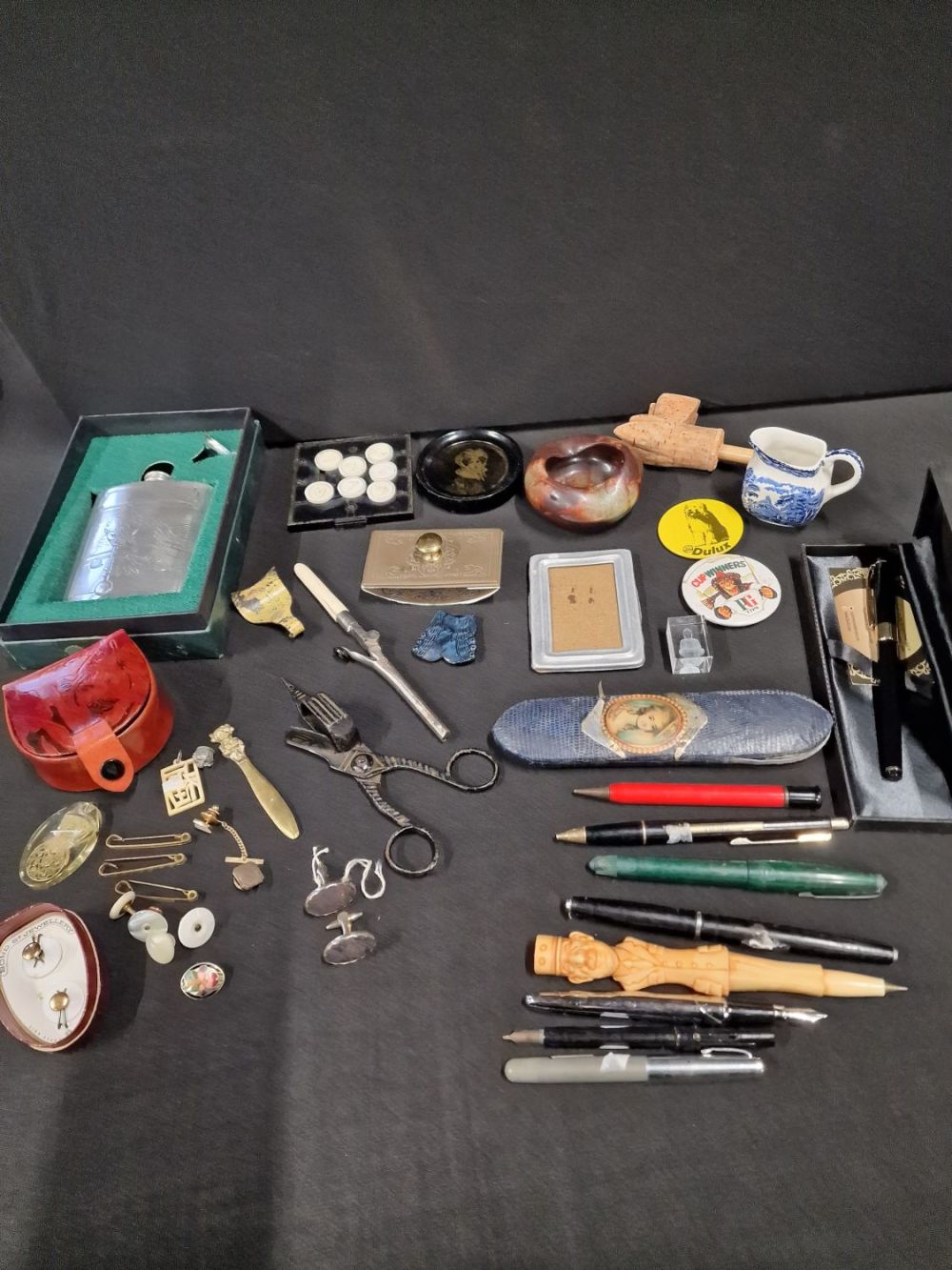 Lot 95: A vintage bundle includes Lion Brand cuff links,...
