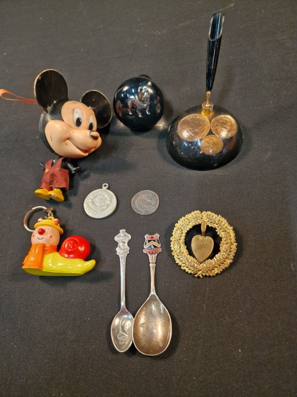 Lot 126: A bundle of vintage items. Includes pull and...