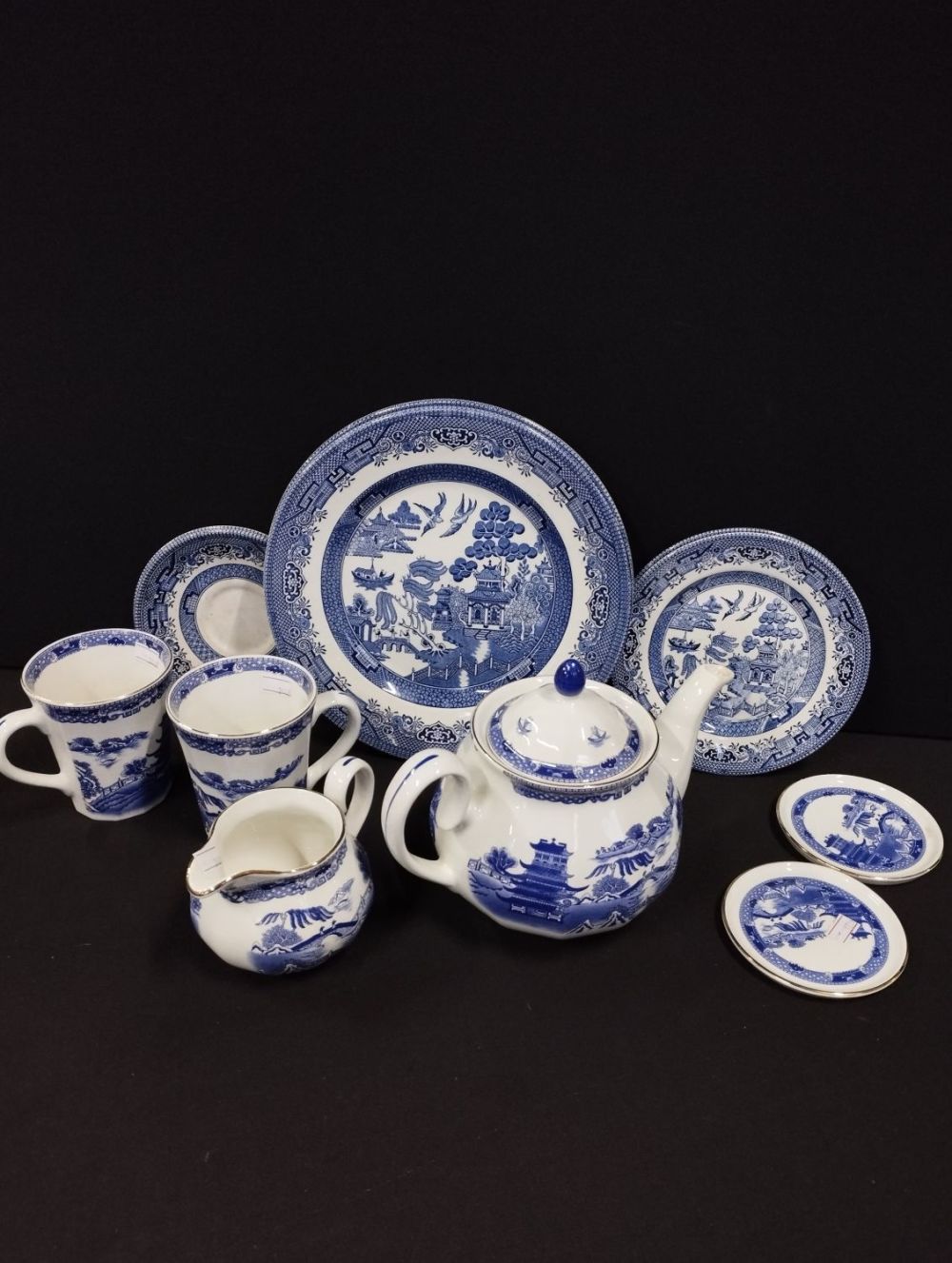 Lot 211: Selection of Vintage Ringtons Willow Pattern Plates, Cups,...