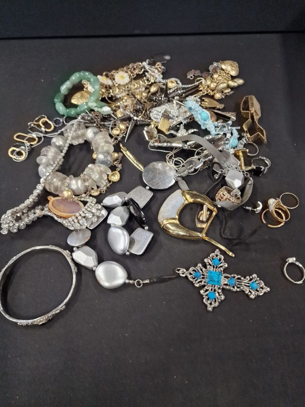 Lot 225: A Selection of Vintage Costume Jewelry