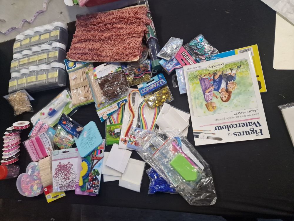 Lot 262: A bundle of crafting items, includes beads, glitter,...