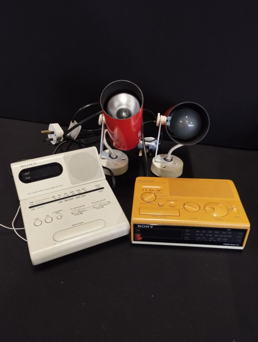 Lot 282: Vintage Spotlight Fittings and Radio Alarm Clocks