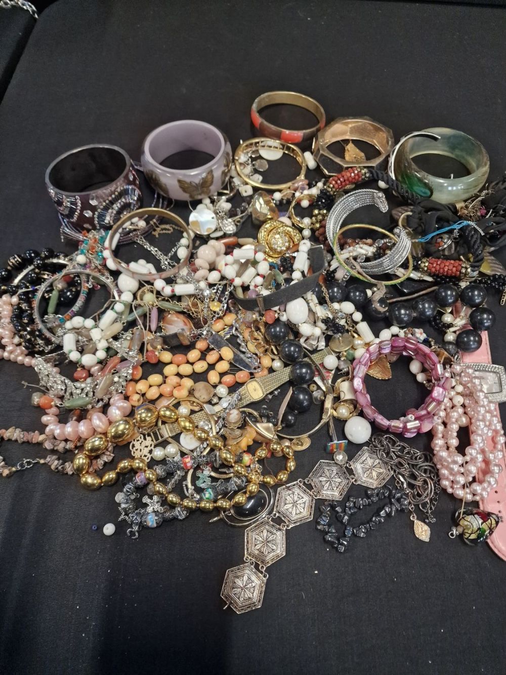 Lot 297: A collection of costume jewellery