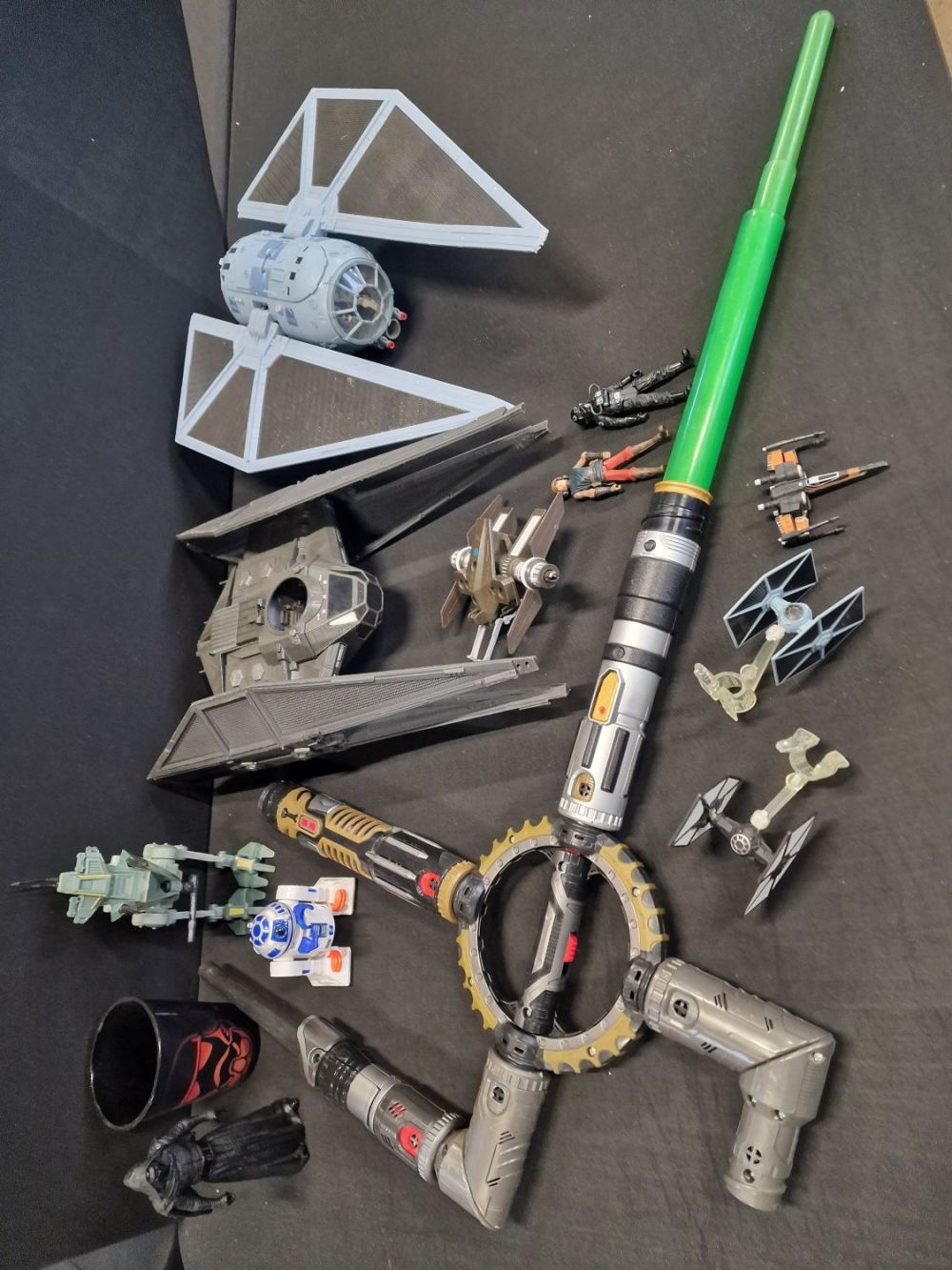 Lot 300: A collection of Star wars collectable items