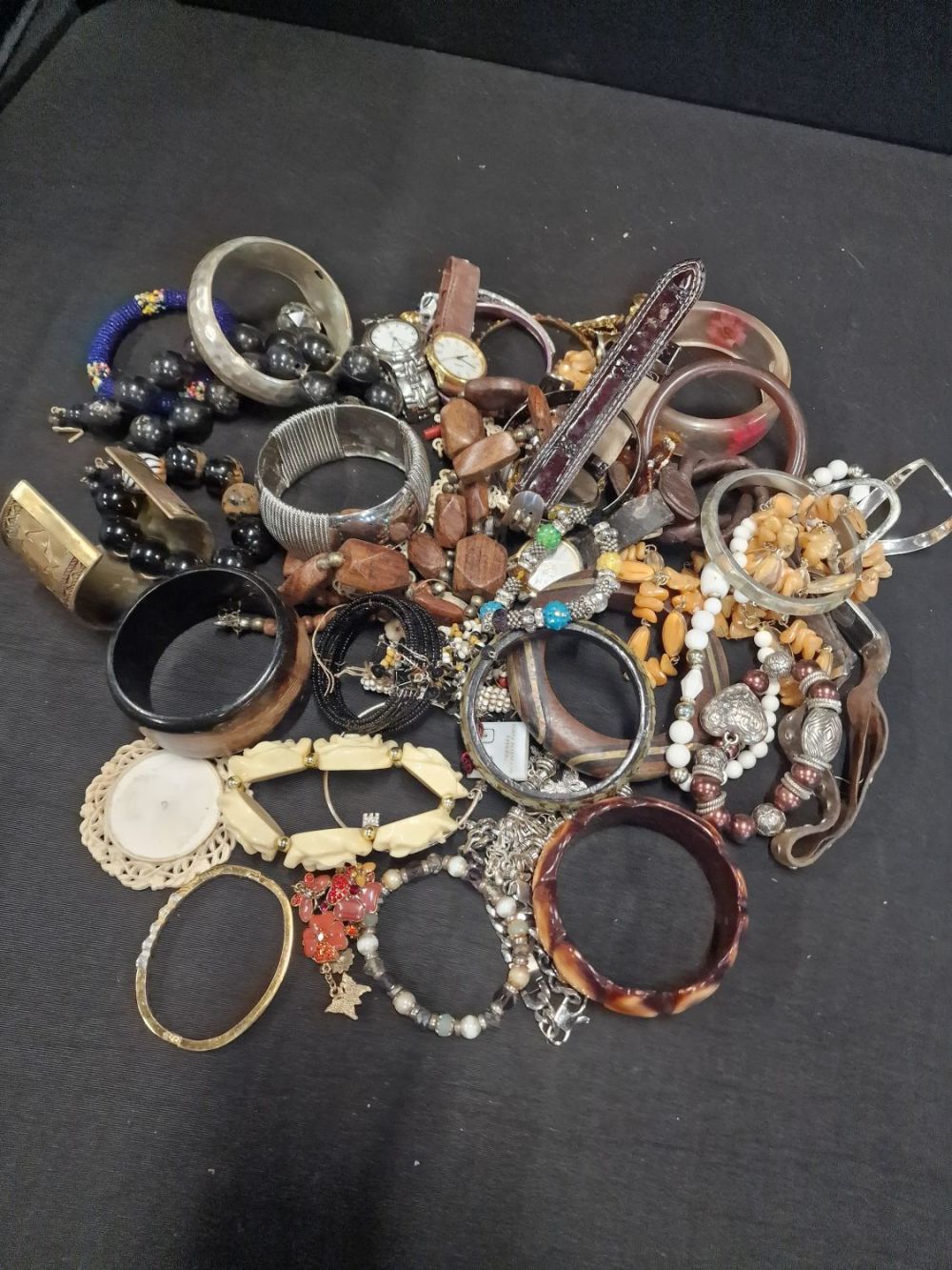 Lot 309: A collection of costume jewellery